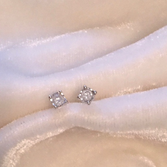 Jewelry - NWOT💎DIAMOND SOLITAIRE STUDS/925 STERLING SILVER 1/10th CTTW CLASSIC VELVET BOX